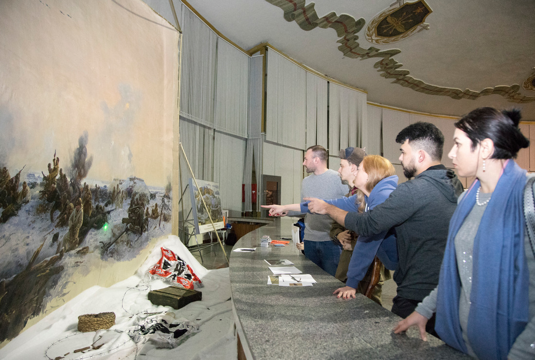 Посетители выставки осматривают диораму «Бои за главную высоту» фотография