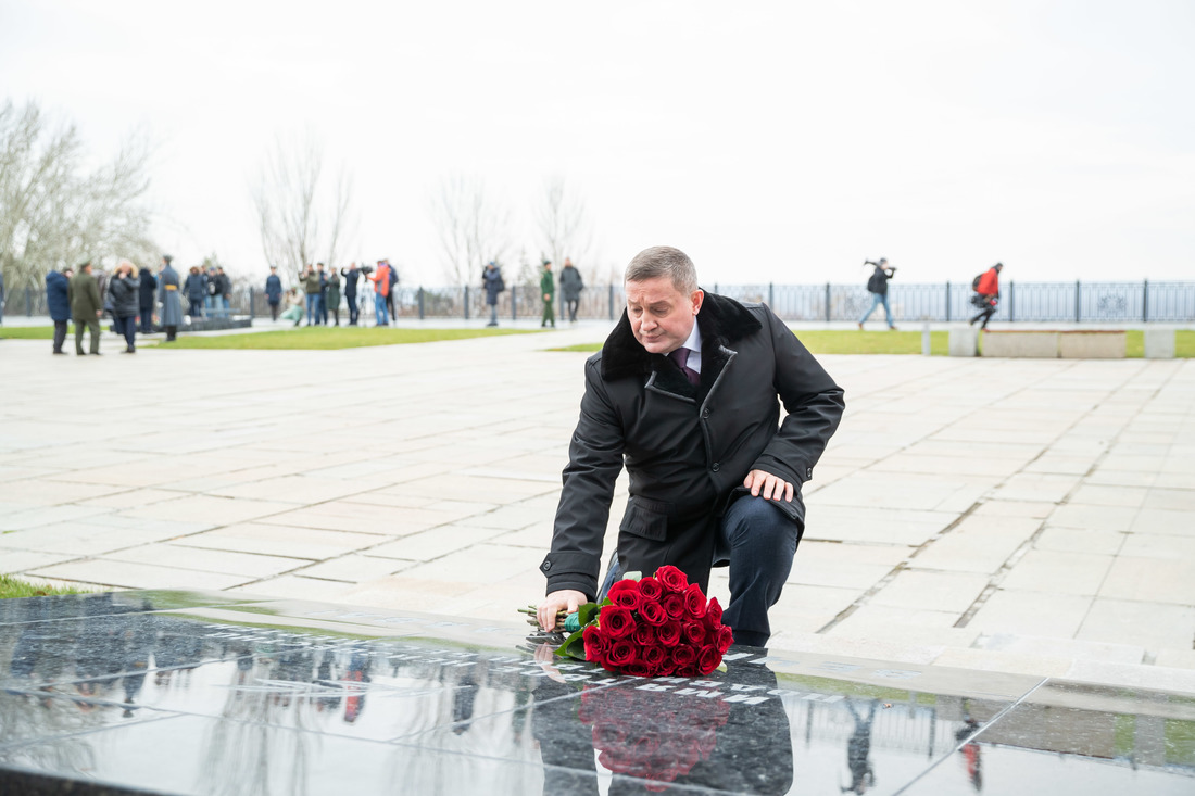 Возложение цветов на Мамаевом кургане в день начала контрнаступления под Сталинградом фотография