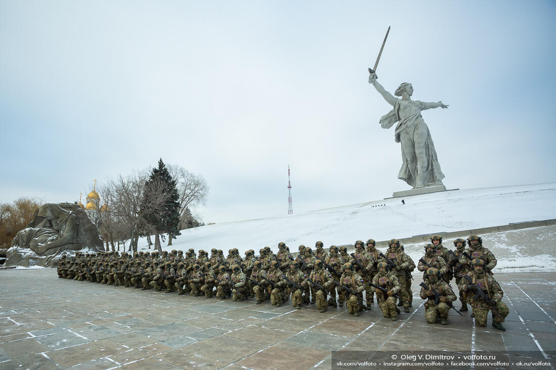 Добровольцы спецотряда «Сталинград» на Мамаевом кургане фотография