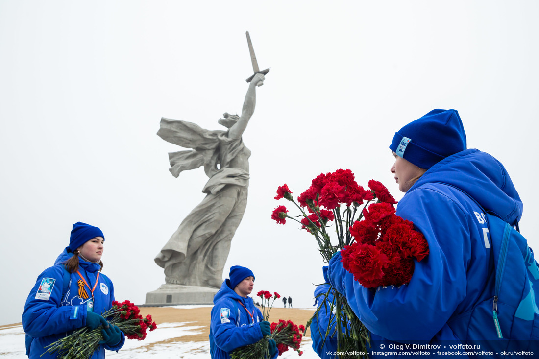 «Родина-мать» в День Сталинградской Победы фотография