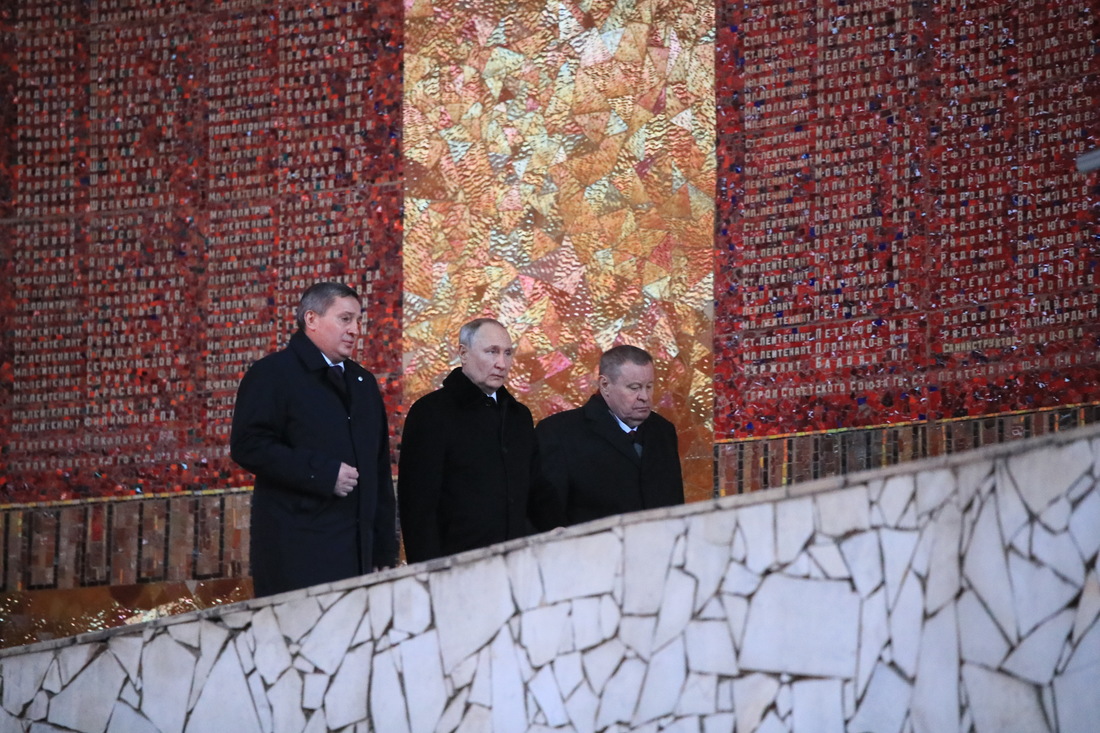 Владимир Путин, Владимир Устинов и Андрей Бочаров в Зале Воинской Славы фотография