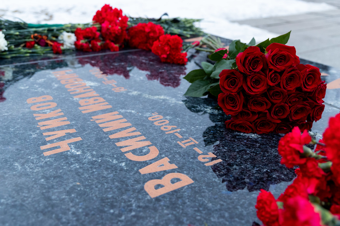 Владимир Путин у могилы маршала Чуйкова фотография