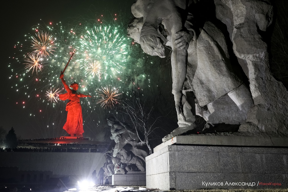 Праздничный фейерверк в день 80-летия Победы в Сталинградской битве. Фото Александр Куликов фотография