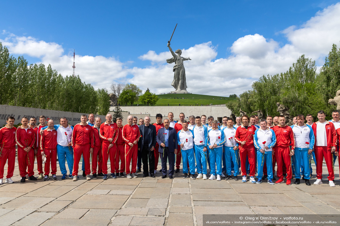 Общее фото игроков «Динамо» и «Спартака» на Площади Героев фотография