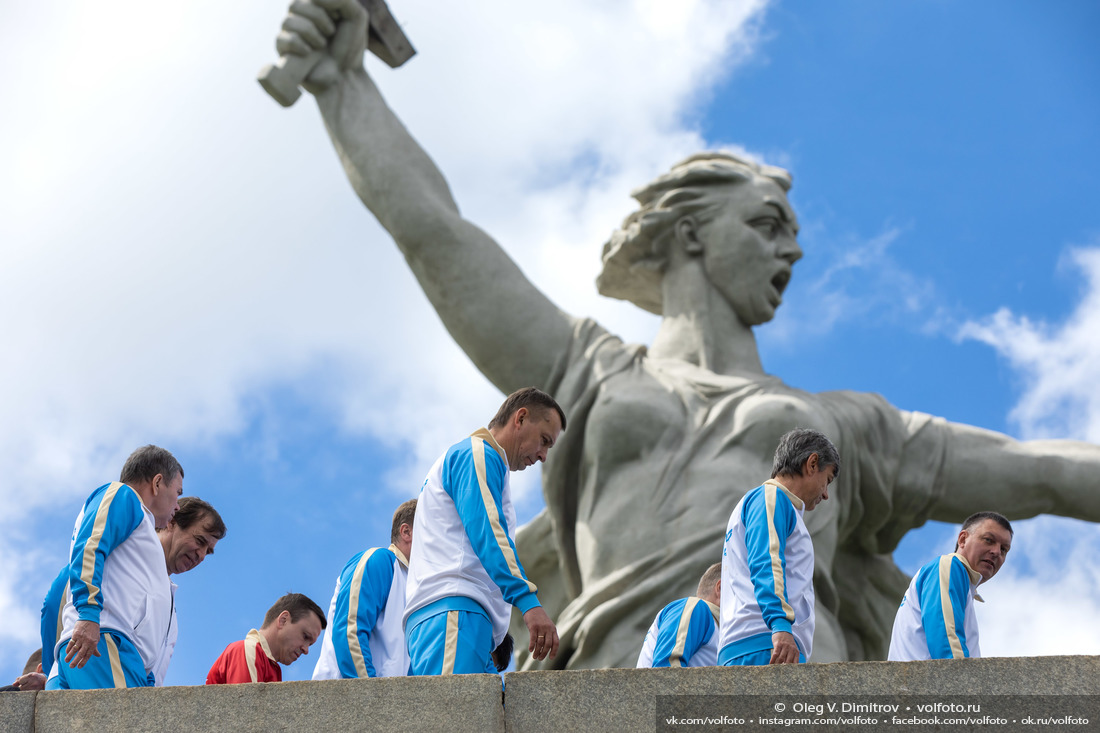 Легенды футбола и монумент «Родина-мать зовёт!» фотография