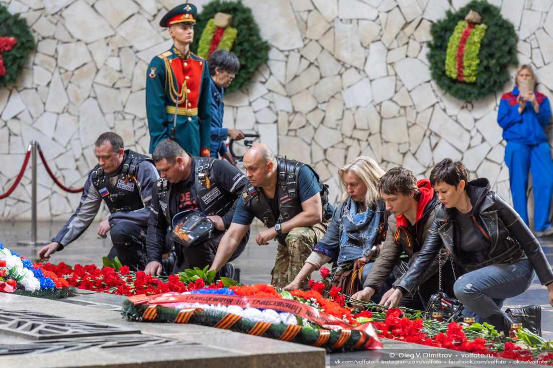 Возложение цветов к Вечному огню в Зале Воинской Славы фотография