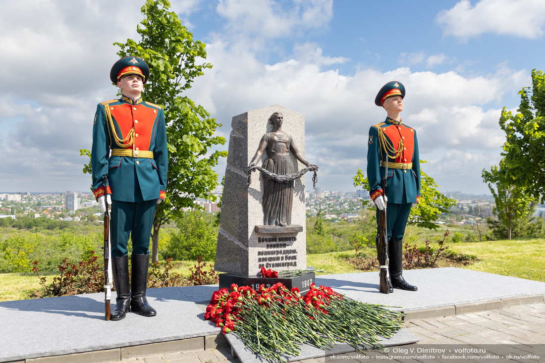 Стела ленинградцам — защитникам Сталинграда на мемориальном кладбище Мамаева кургана фотография