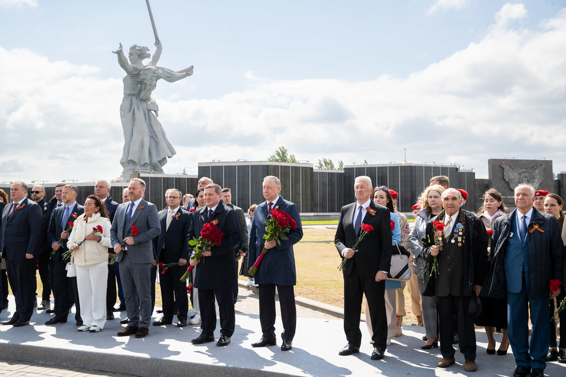 Губернаторы Андрей Бочаров и Александр Беглов на открытии памятного знака фотография