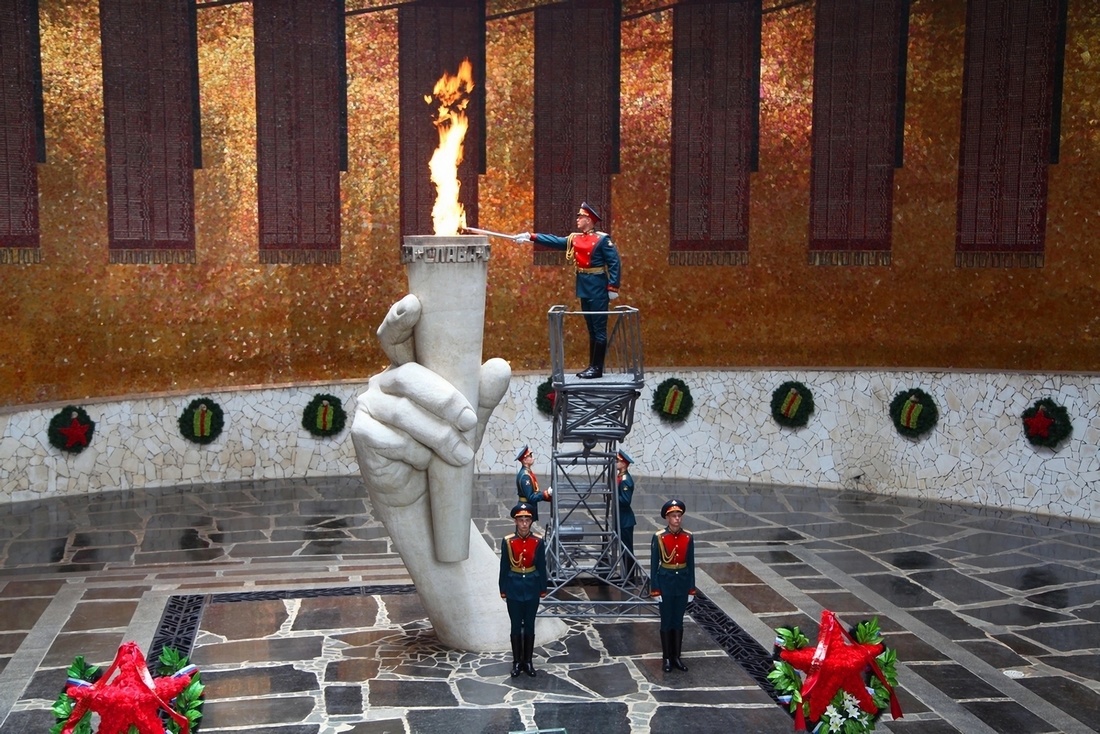 Зажжение факела от Вечного огня в Зале Воинской Славы фотография