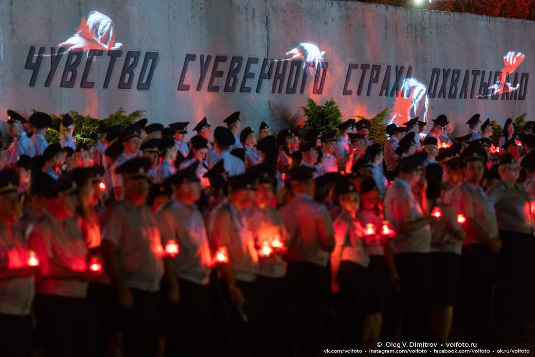 Участники акции «Завтра была война» с зажжёнными свечами в руках фотография