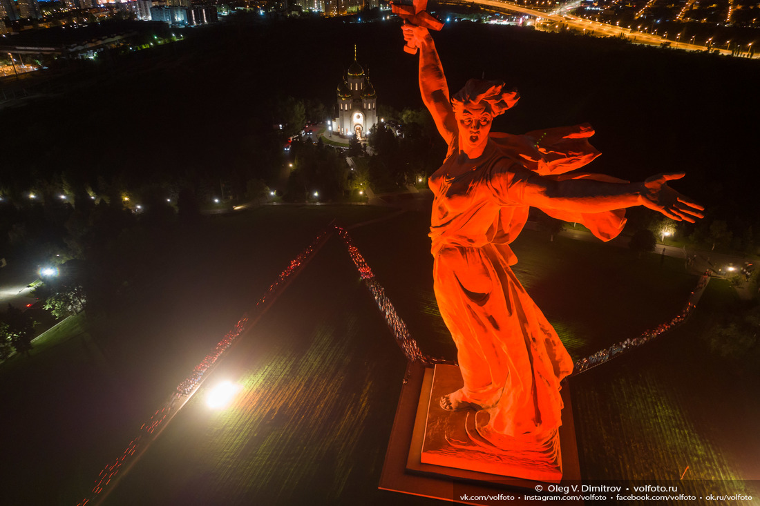 Монумент «Родина-мать зовёт!» в красной подсветке фотография