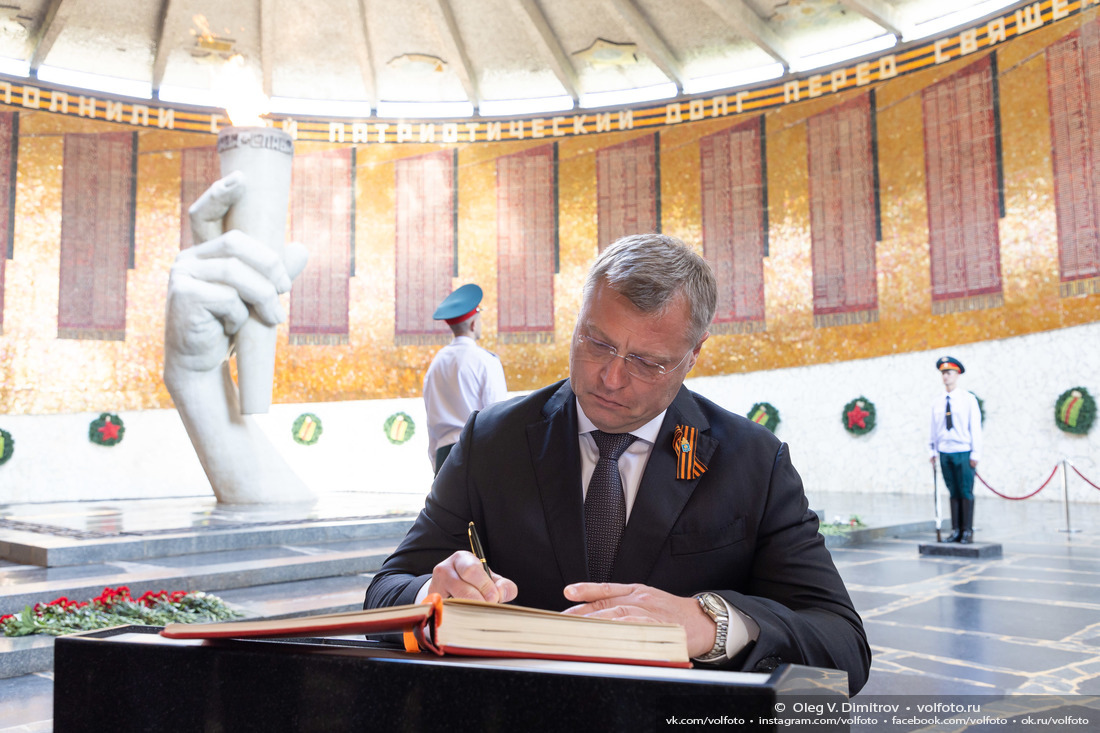 Губернатор Астраханской области Игорь Бабушкин в Зале Воинской Славы фотография
