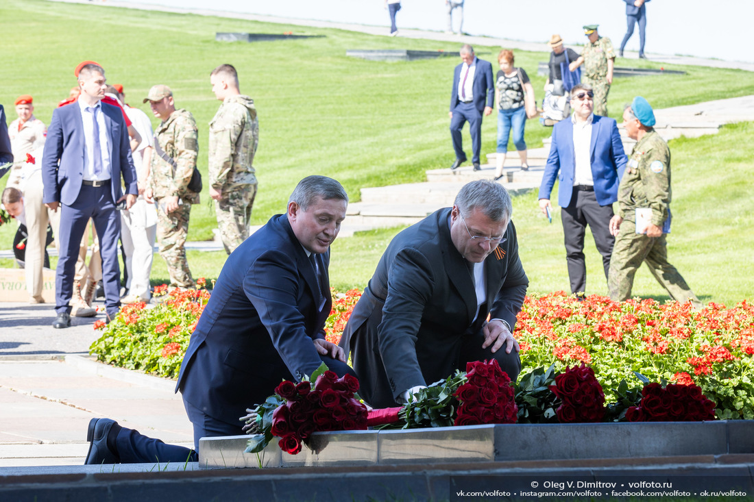 Андрей Бочаров и Игорь Бабушкин возлагают цветы к Малой братской могиле фотография