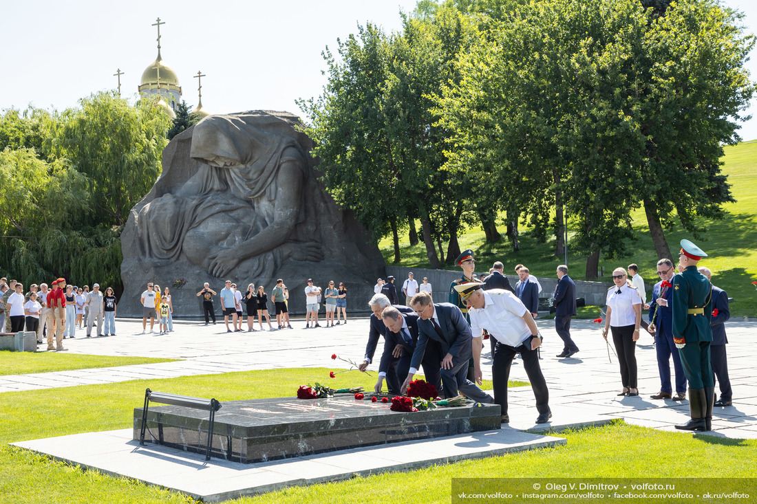Возложение цветов на площади Скорби к могиле маршала Чуйкова фотография