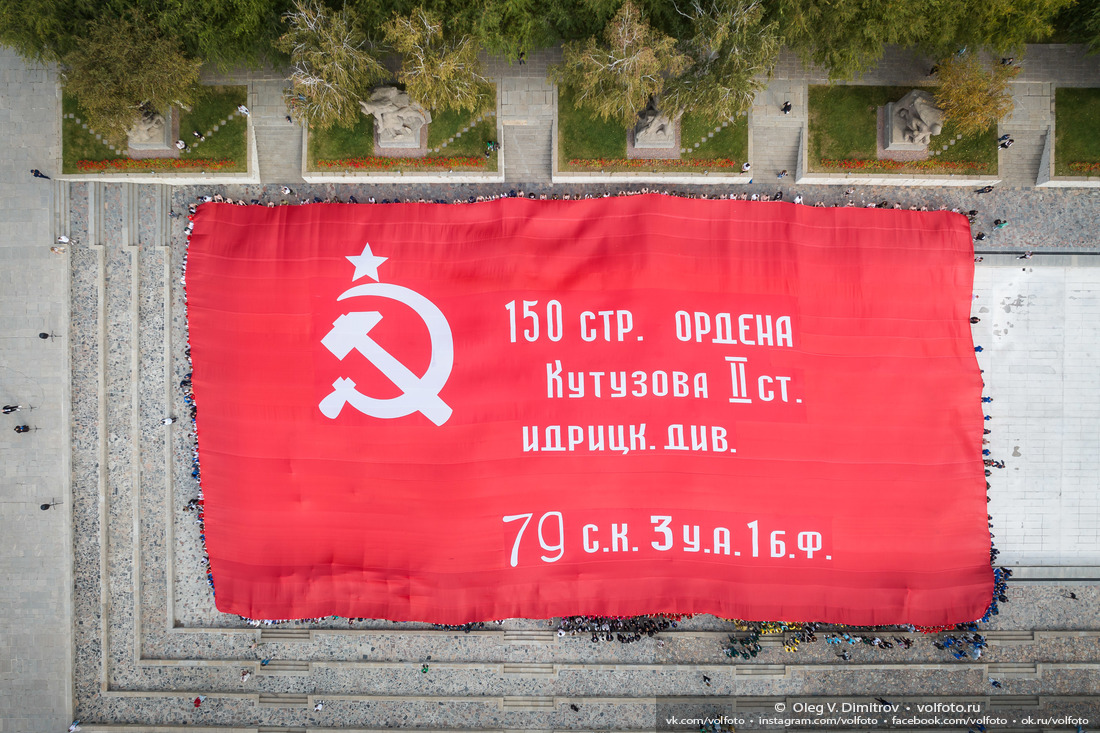 Алое полотно Знамени Победы накрыло большой бассейн на Площади Героев фотография