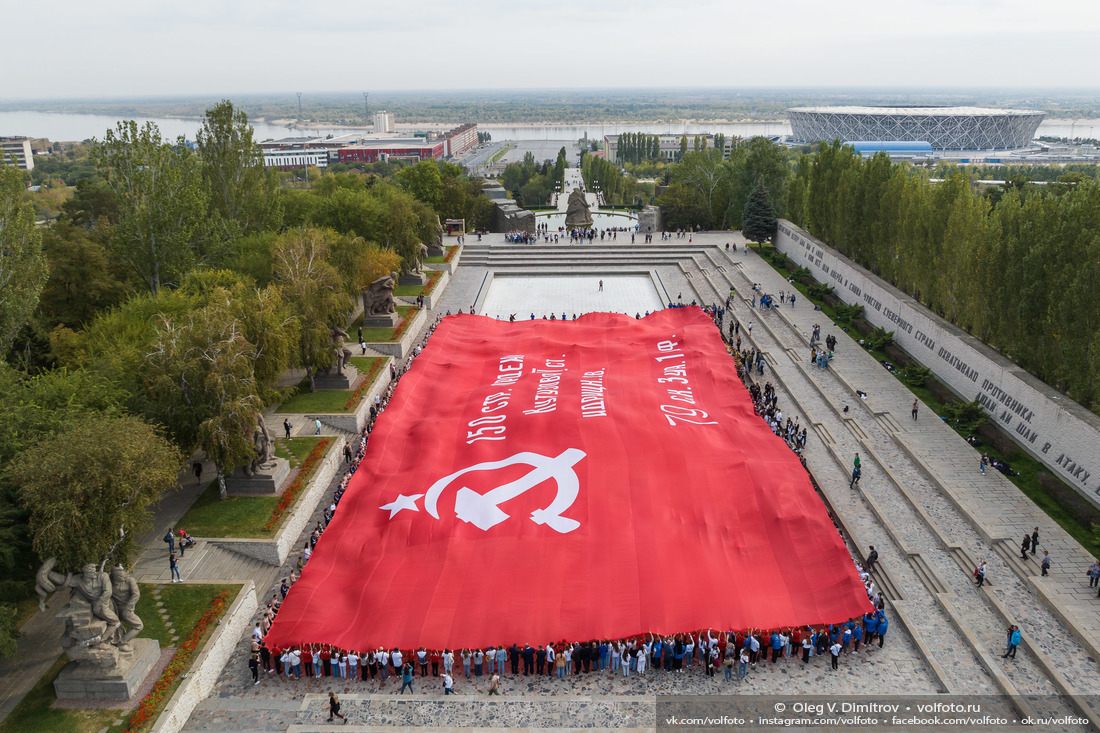 Алое полотно Знамени Победы накрыло большой бассейн на Площади Героев фотография