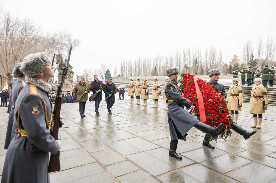 В Зале Воинской Славы и к могиле В.И. Чуйкова возложили венки и цветы фотография