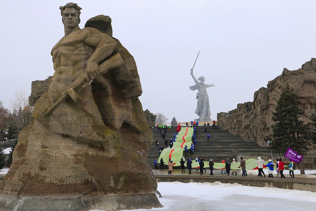 По Мамаеву кургану пронесли 100-метровую ленту медали «За оборону Сталинграда» фотография