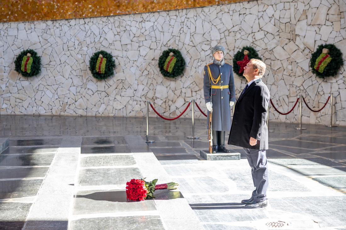 Дмитрий Медведев в Зале Воинской Славы на Мамаевом кургане фотография