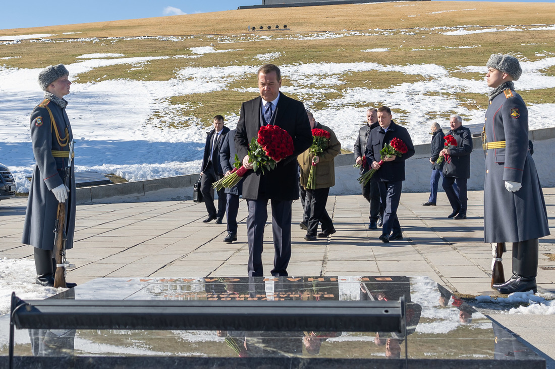 Дмитрий Медведев у могилы В.И. Чуйкова фотография