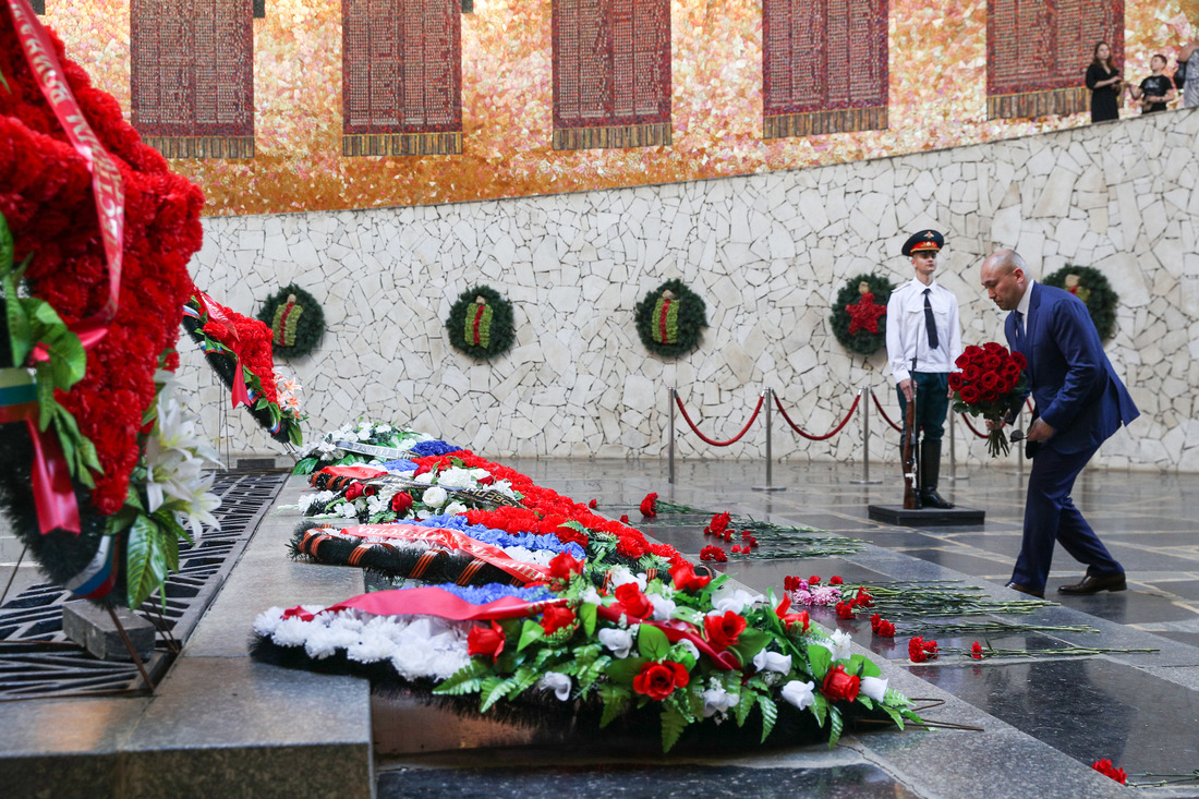 Посол Казахстана возлагает цветы в Зале Воинской Славы фотография