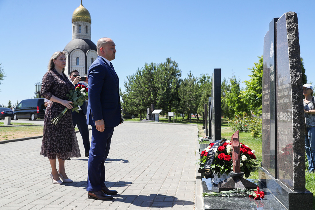 Возложение цветов на Воинском мемориальном кладбище к памятному знаку воинам-казахстанцам фотография