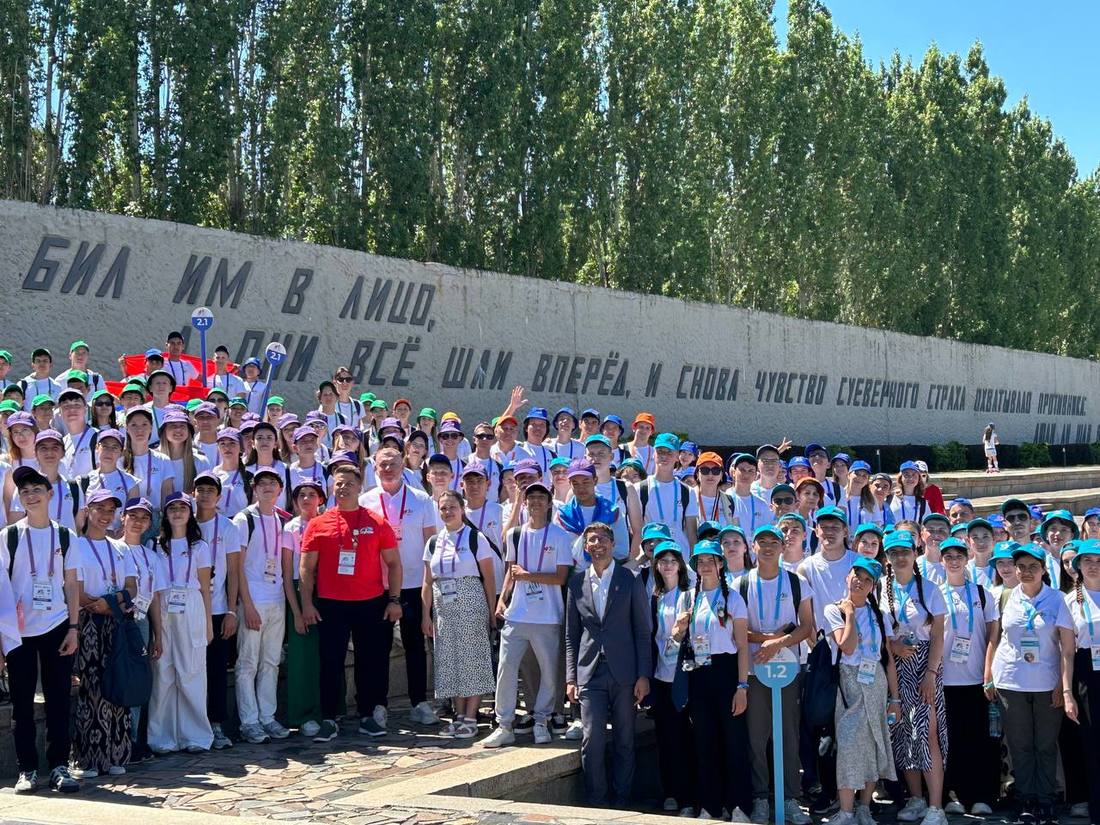 Участники проекта «Поезд памяти» на Мамаевом кургане фотография