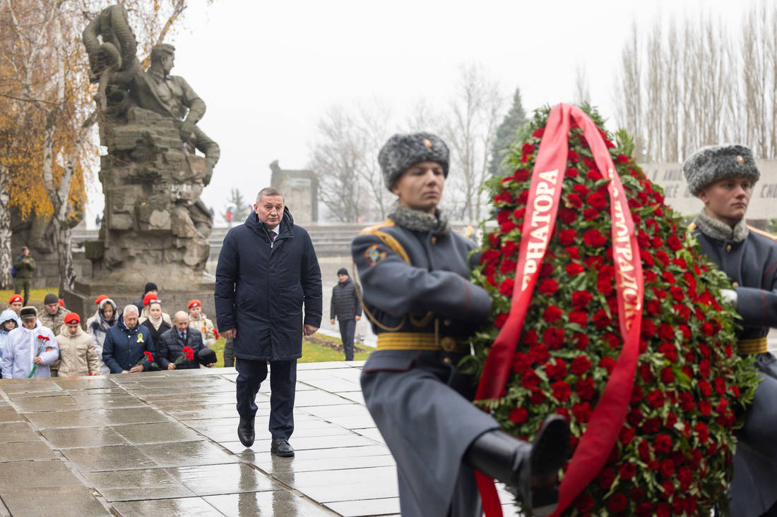 Возложение на Мамаевом кургане в День начала контрнаступления под Сталинградом фотография