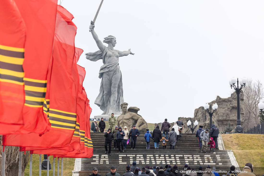 Праздничный Мамаев курган в День Сталинградской Победы фотография