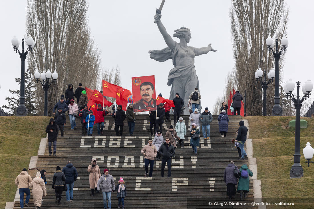 Праздничный Мамаев курган в День Сталинградской Победы фотография