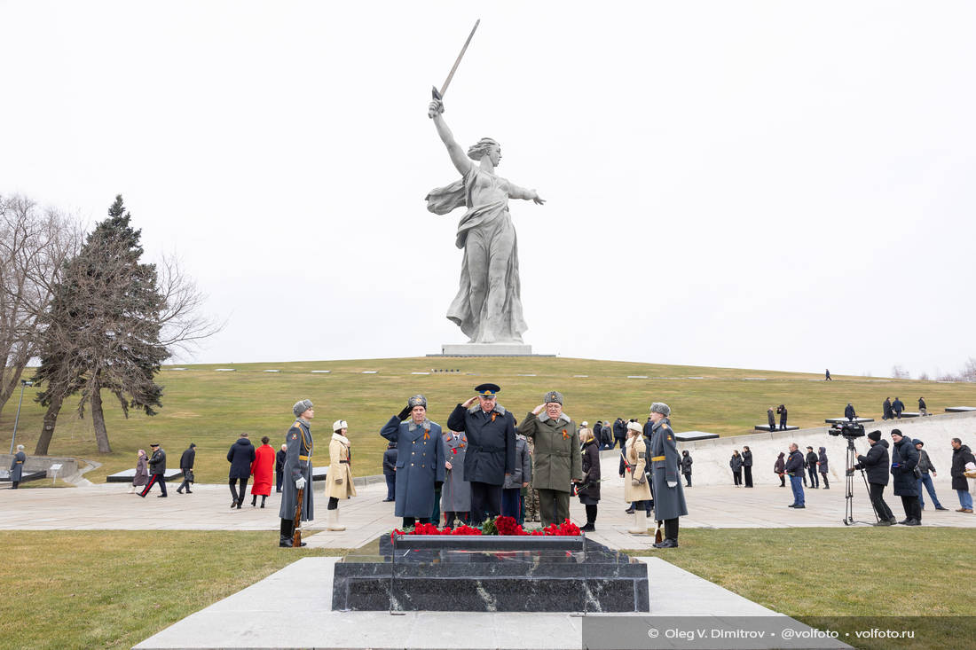 Возложение венков и цветов на Мамаевом кургане 2 февраля фотография