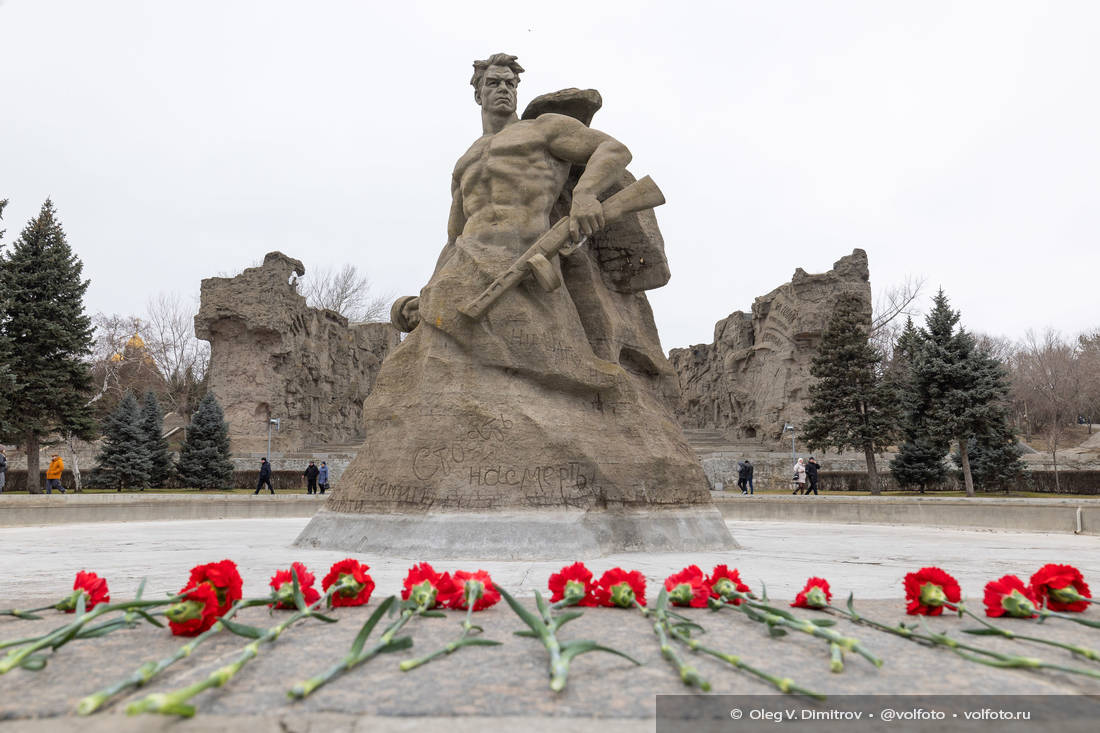 Праздничный Мамаев курган в День Сталинградской Победы фотография