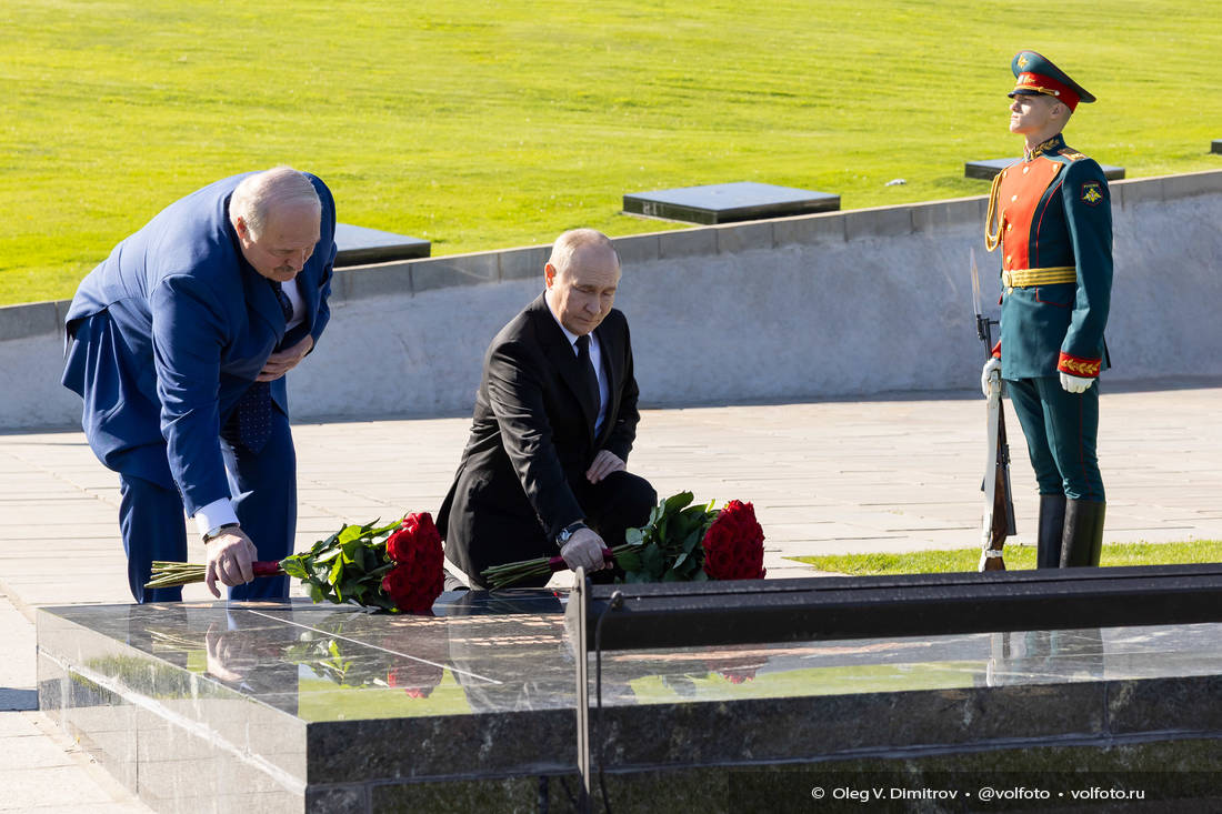 Президенты Владимир Путин и Александр Лукашенко у могилы маршала Василия Чуйкова фотография