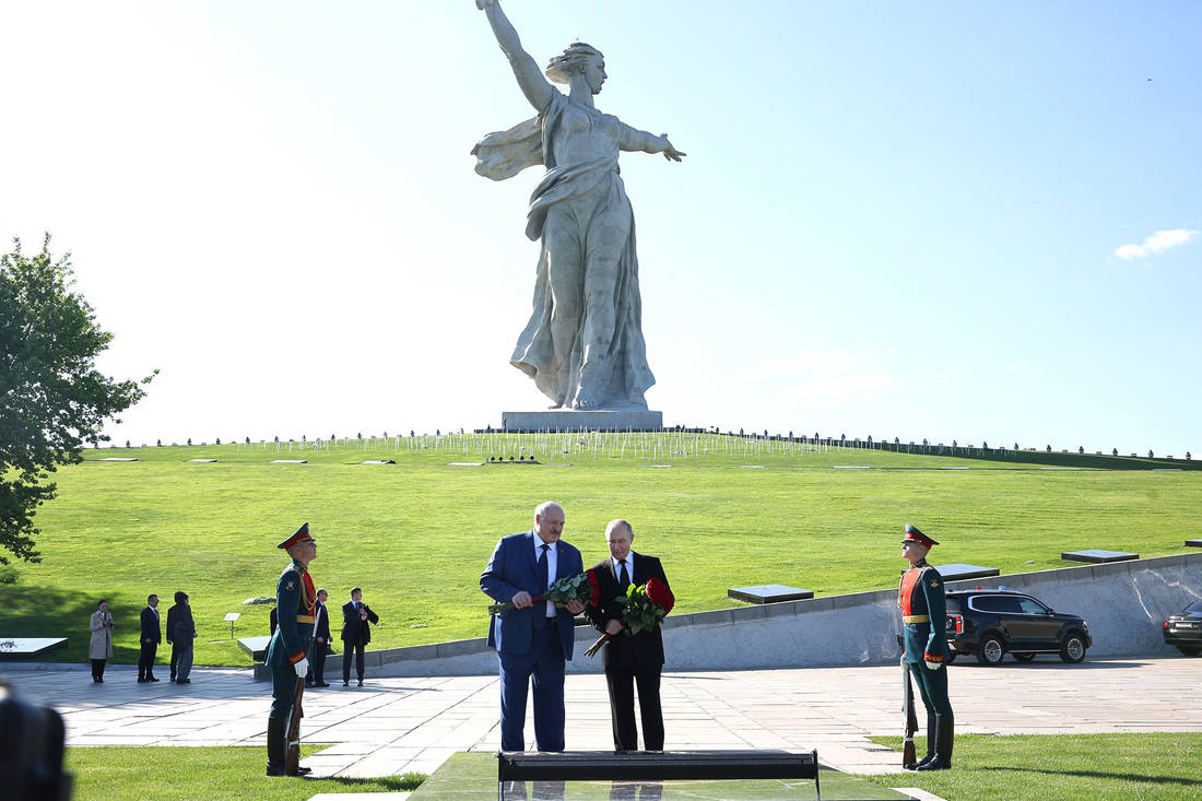Президенты Владимир Путин и Александр Лукашенко на Мамаевом кургане фотография