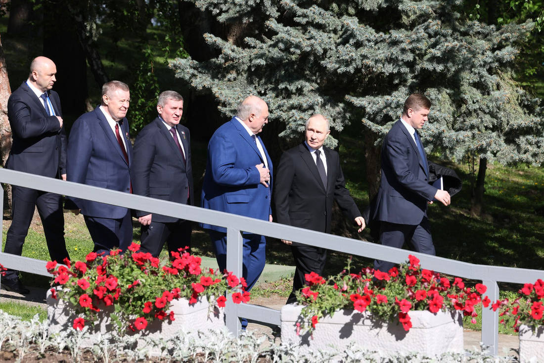 Президенты Владимир Путин и Александр Лукашенко на Мамаевом кургане фотография