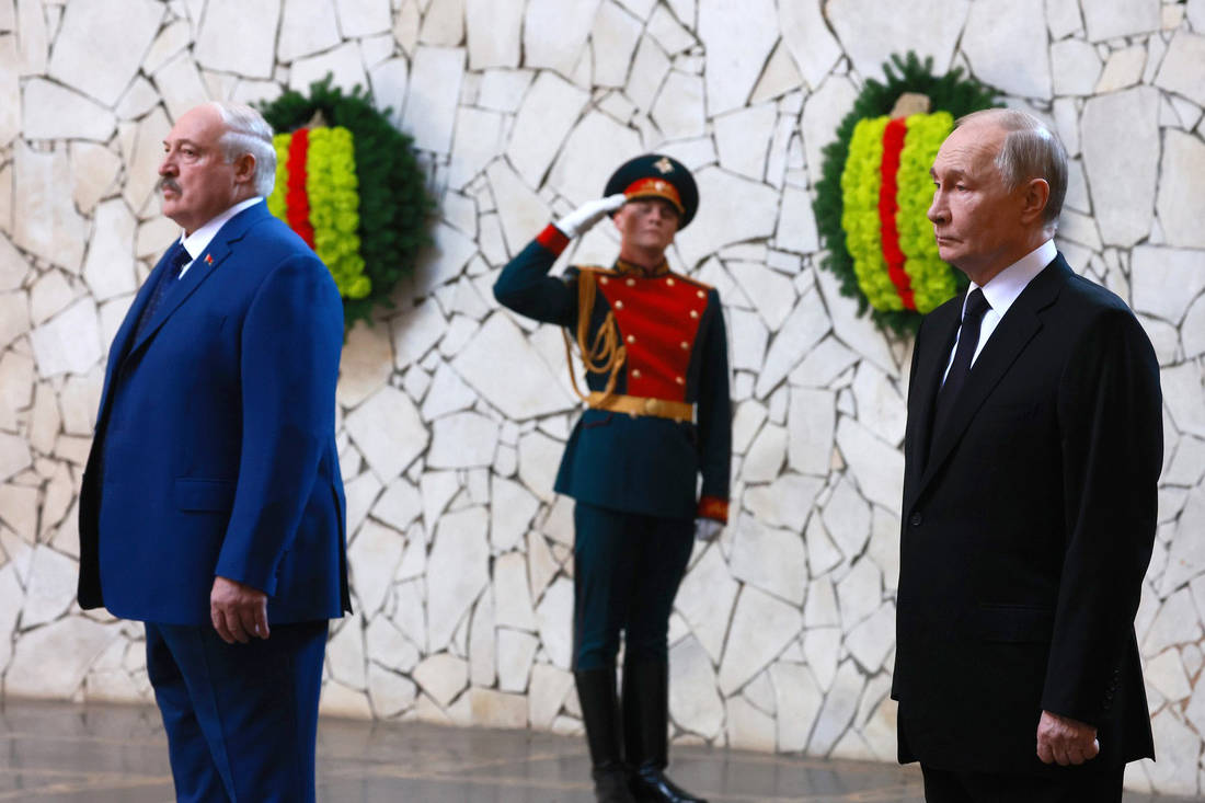 Президенты Владимир Путин и Александр Лукашенко на Мамаевом кургане фотография