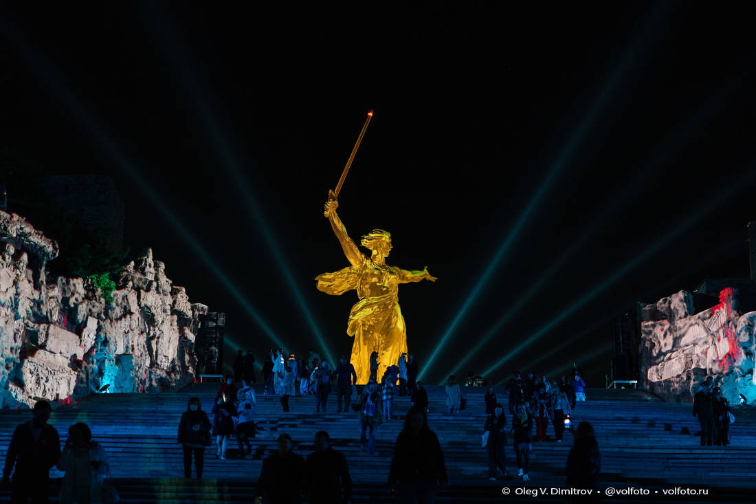 Ночной Мамаев курган в преддверии Дня Победы фотография