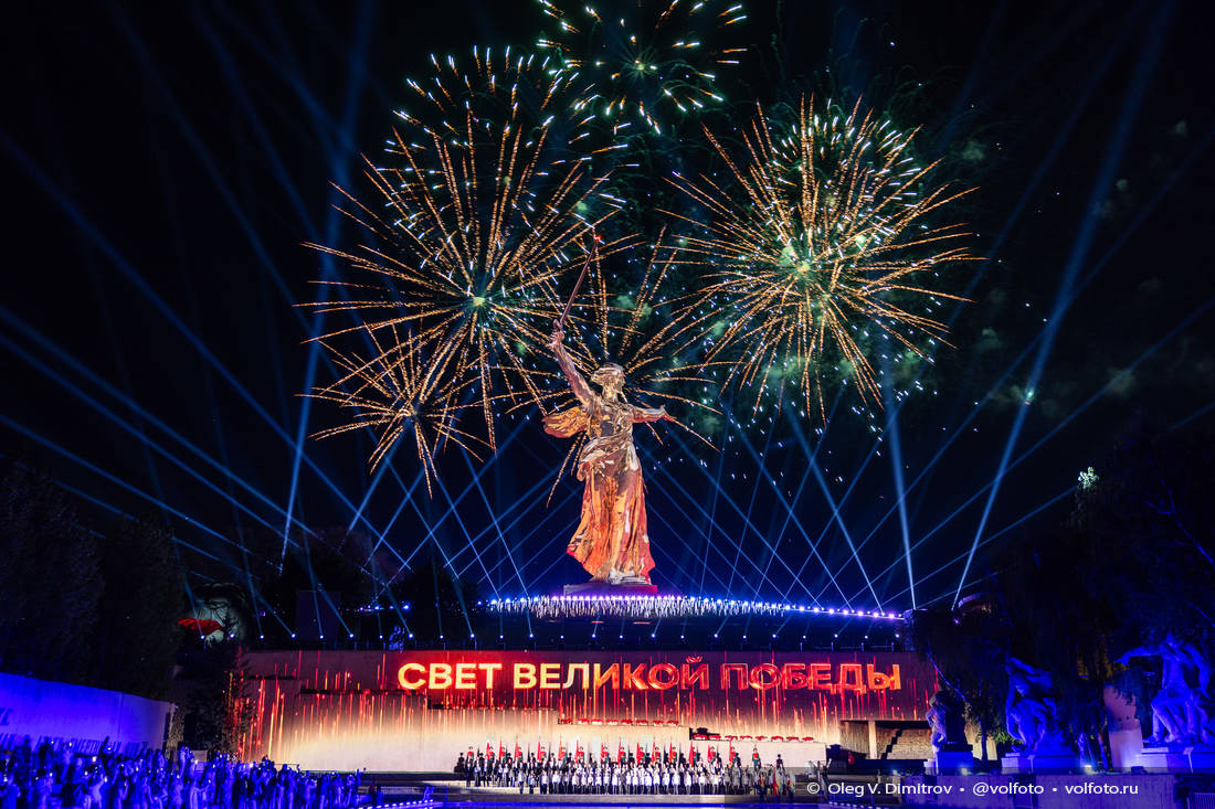 Праздничный фейерверк на Мамаевом кургане фотография