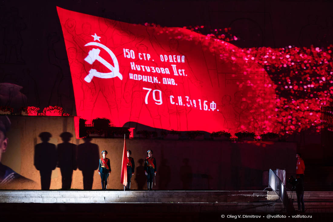 Патриотическая акция «Свет Великой Победы» на Мамаевом кургане фотография