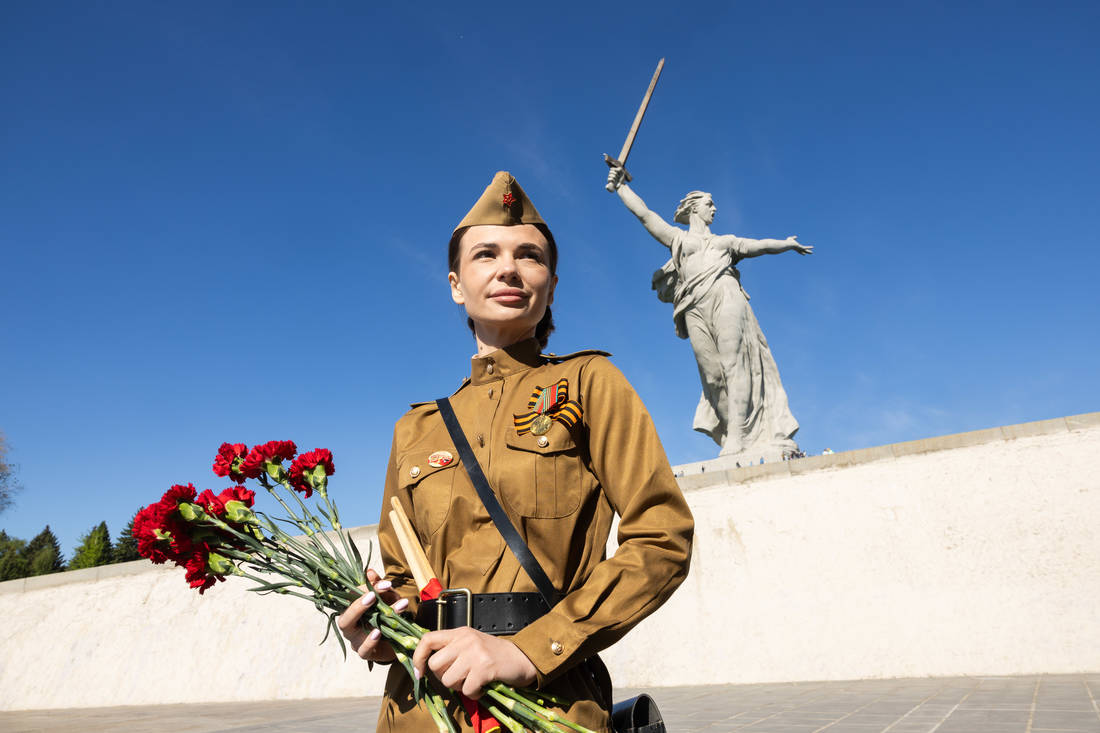 Возложение венков и цветов в день 80-летия Победы на Мамаевом кургане фотография