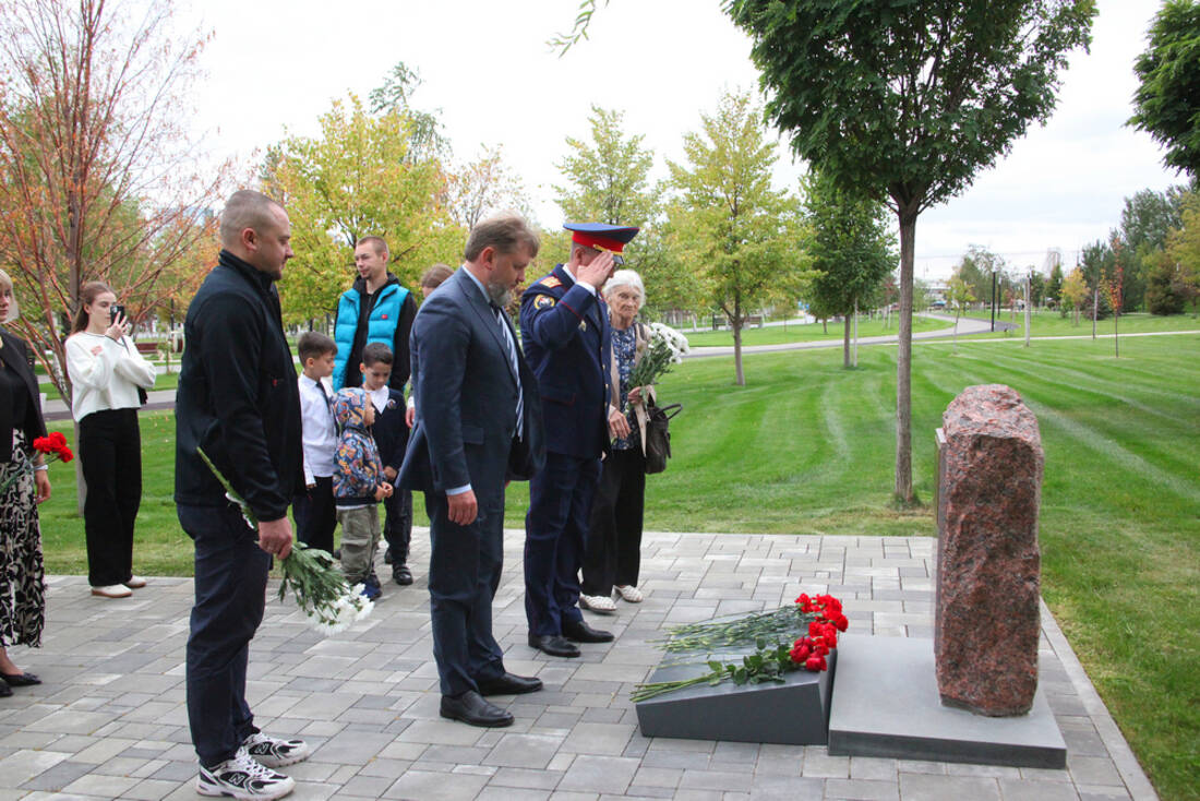 Возложение цветов к закладному камню памятника участникам СВО. Фото музей-заповедник «Сталинградская битва» фотография