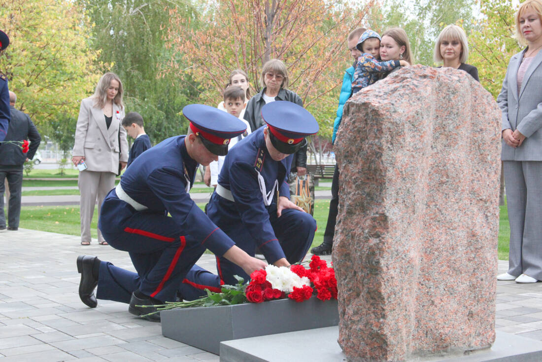Возложение цветов к закладному камню памятника участникам СВО. Фото музей-заповедник «Сталинградская битва» фотография
