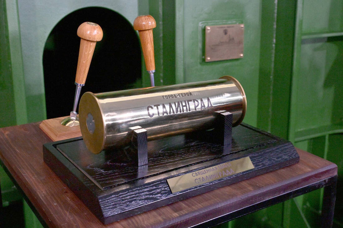 Капсула с землёй Мамаева кургана фотография