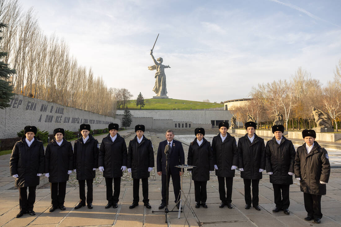 Андрей Бочаров и студенты техникума водного транспорта во время церемонии закладки ледокола «Сталинград» фотография