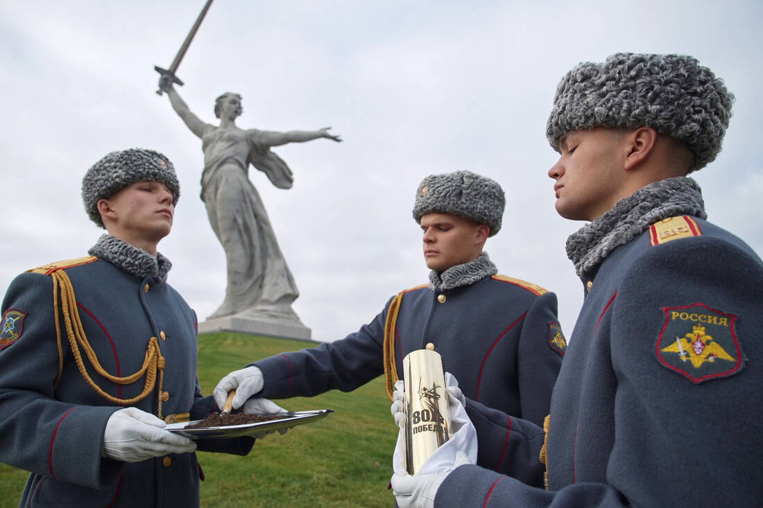 Капсула с землёй Мамаева кургана фотография