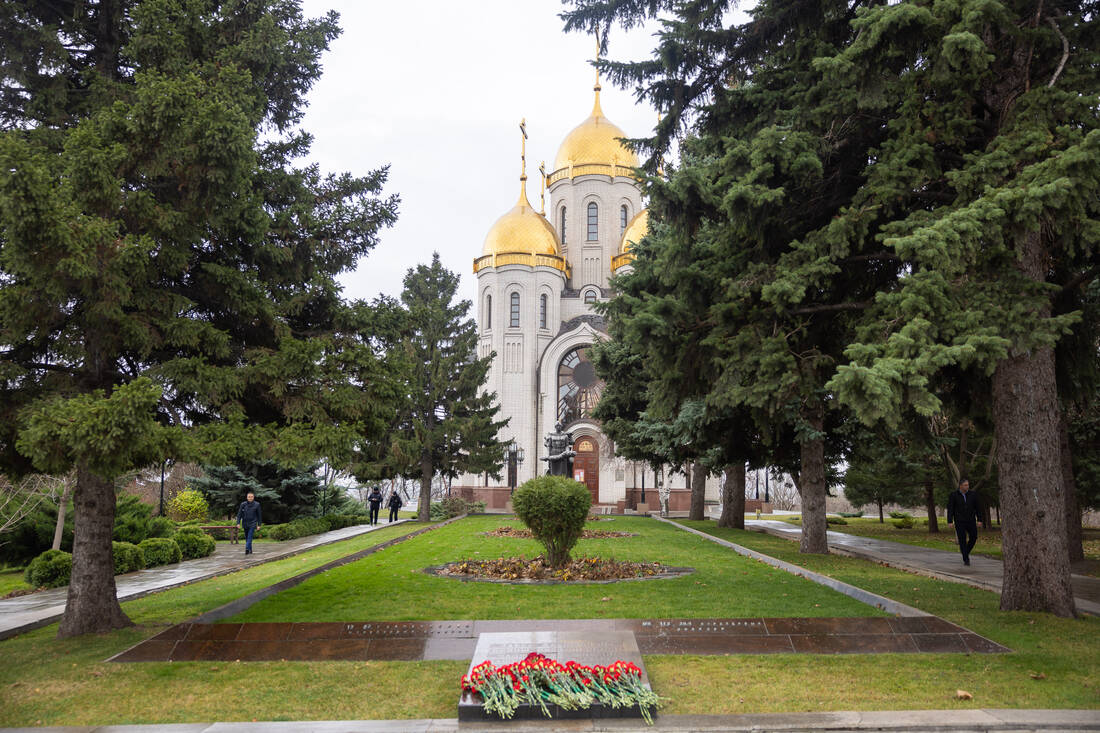 Возложение на Мамаевом кургане в День начала контрнаступления под Сталинградом фотография
