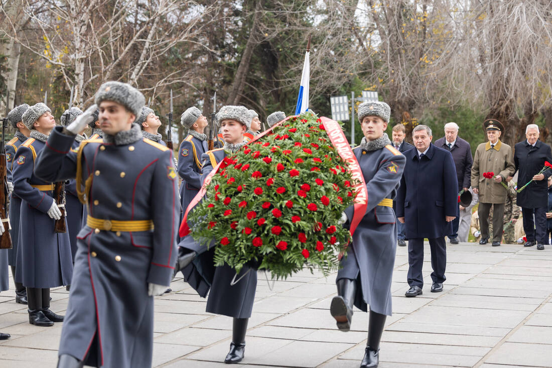 Возложение на Мамаевом кургане в День начала контрнаступления под Сталинградом фотография