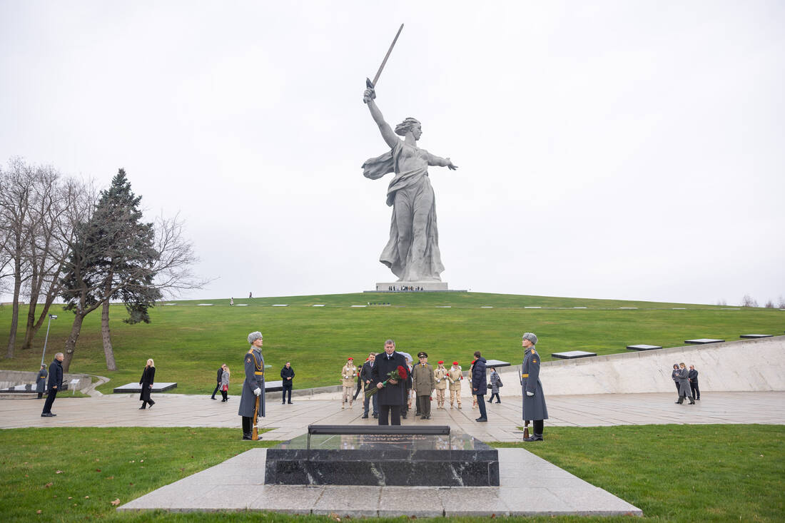 Возложение на Мамаевом кургане в День начала контрнаступления под Сталинградом фотография