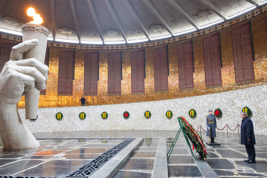 Возложение на Мамаевом кургане в День начала контрнаступления под Сталинградом фотография