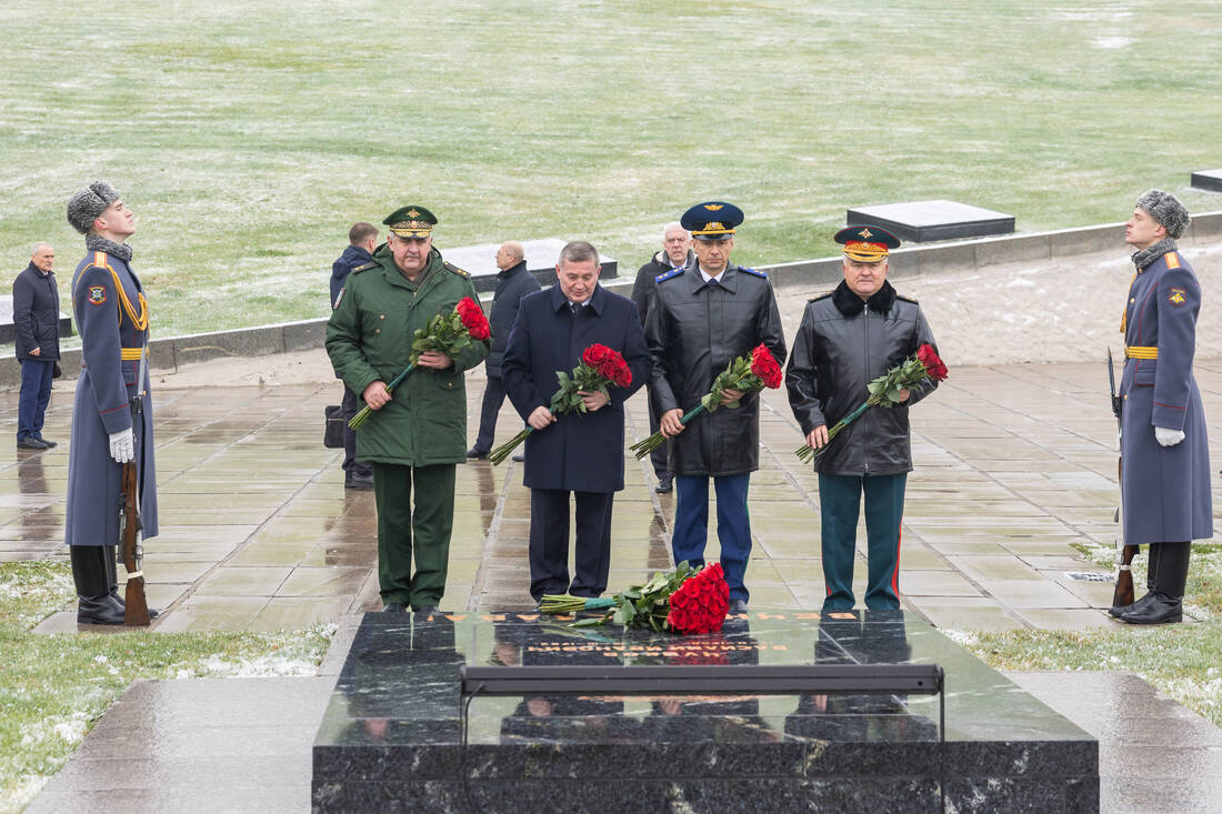 Генеральный прокурор Российской Федерации Александр Гуцан на Мамаевом кургане фотография